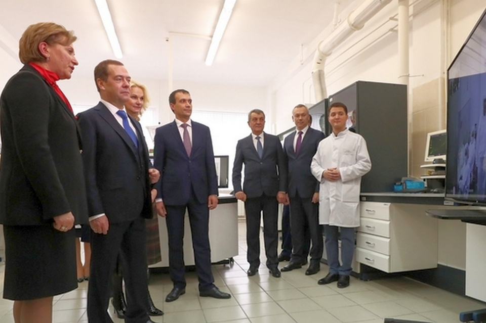 Премьер-министр РФ Дмитрий Медведев дал старт производству вакцины от Эболы для ДРК в научном центре вирусологии и технологии "Вектор" Роспотребнадзора